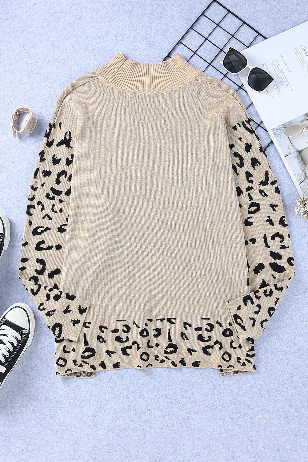 Khakifarbener Oversize-Pullover mit Leopardenmuster und hohem Kragen sowie Seitenschlitz