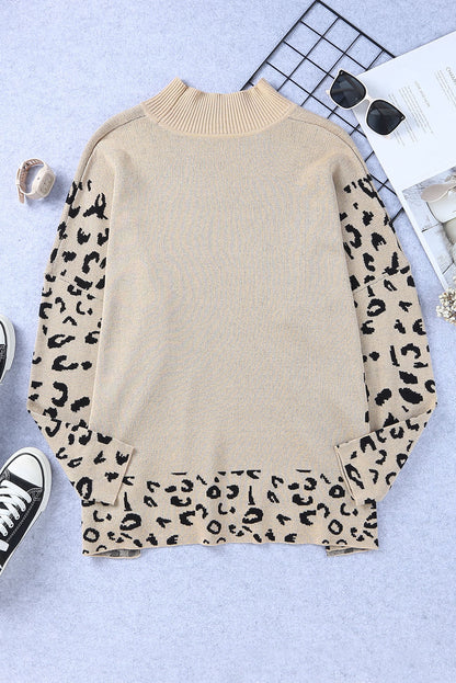 Khakifarbener Oversize-Pullover mit Leopardenmuster und hohem Kragen sowie Seitenschlitz