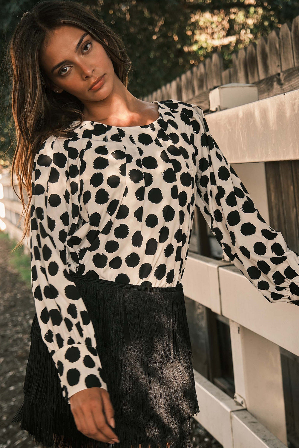 Schwarze Bluse mit geknöpften Ärmeln und Falten