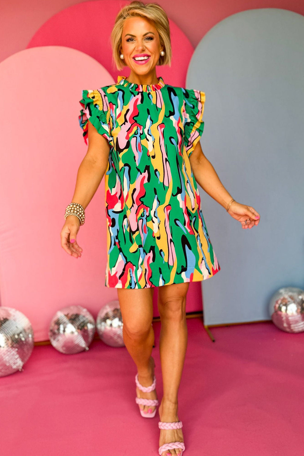 Grünes Minikleid mit abstraktem Print, Rüschenkragen und Rüschenärmeln