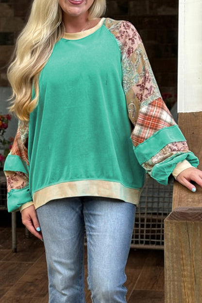 Himmelblaues Sweatshirt mit Raglanärmeln und kariertem Blumenmuster in Übergröße