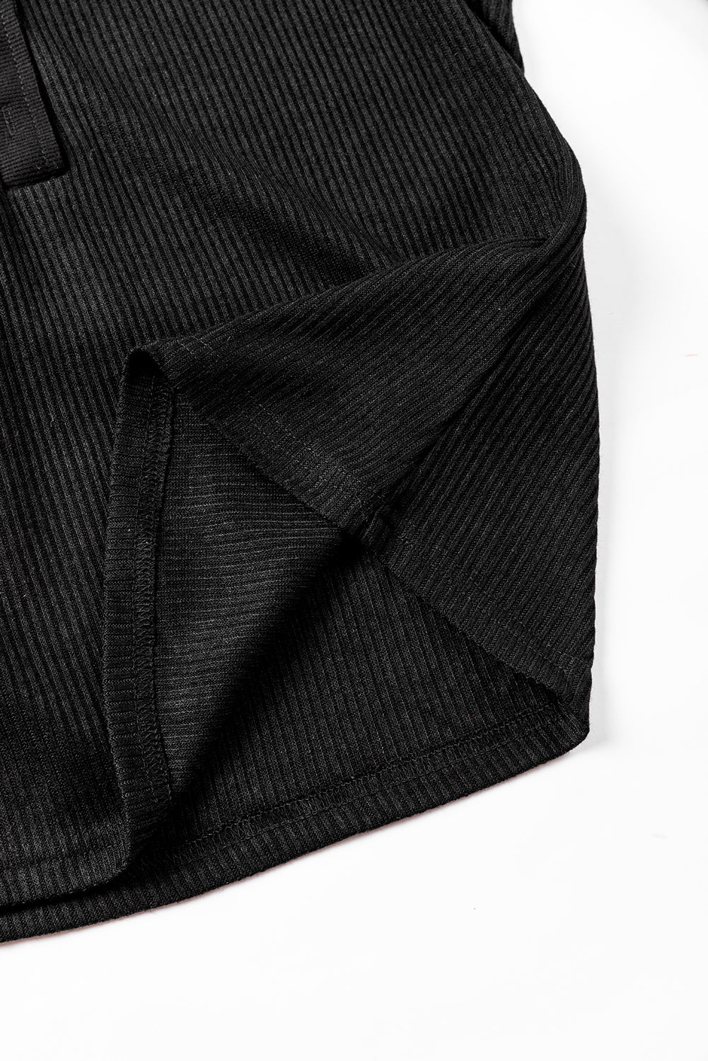 Schwarzes Henley-Oberteil mit Rippenmuster und Kragen sowie Hose als Lounge-Outfit