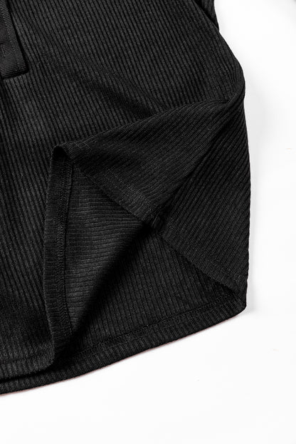 Schwarzes Henley-Oberteil mit Rippenmuster und Kragen sowie Hose als Lounge-Outfit