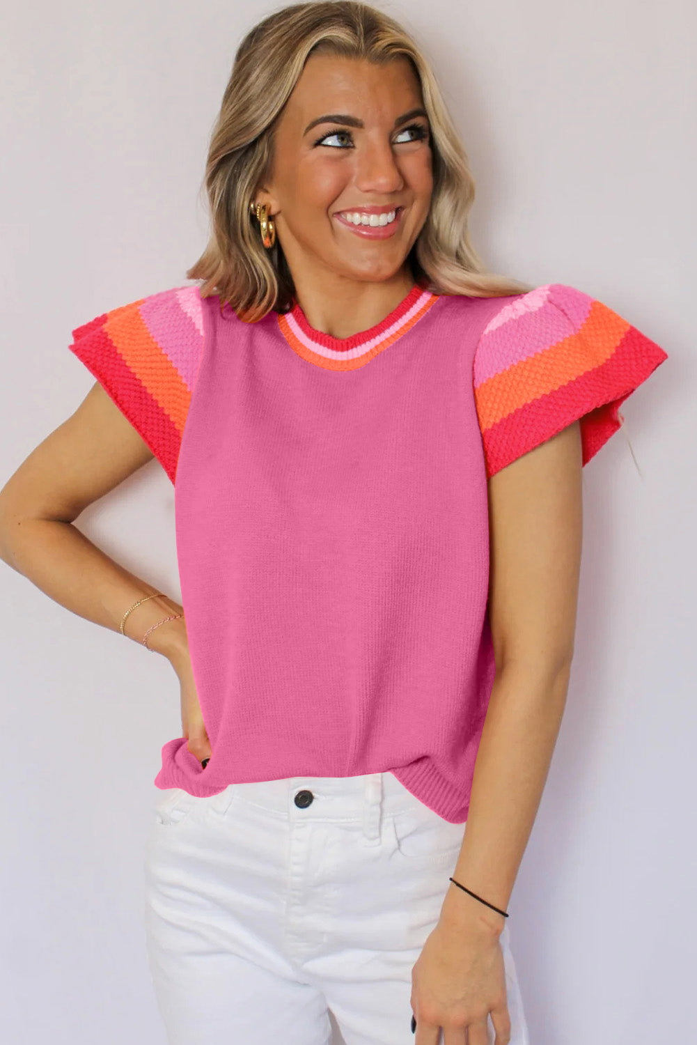 Hellrosa Strickpullover-T-Shirt mit kontrastierenden Flatterärmeln