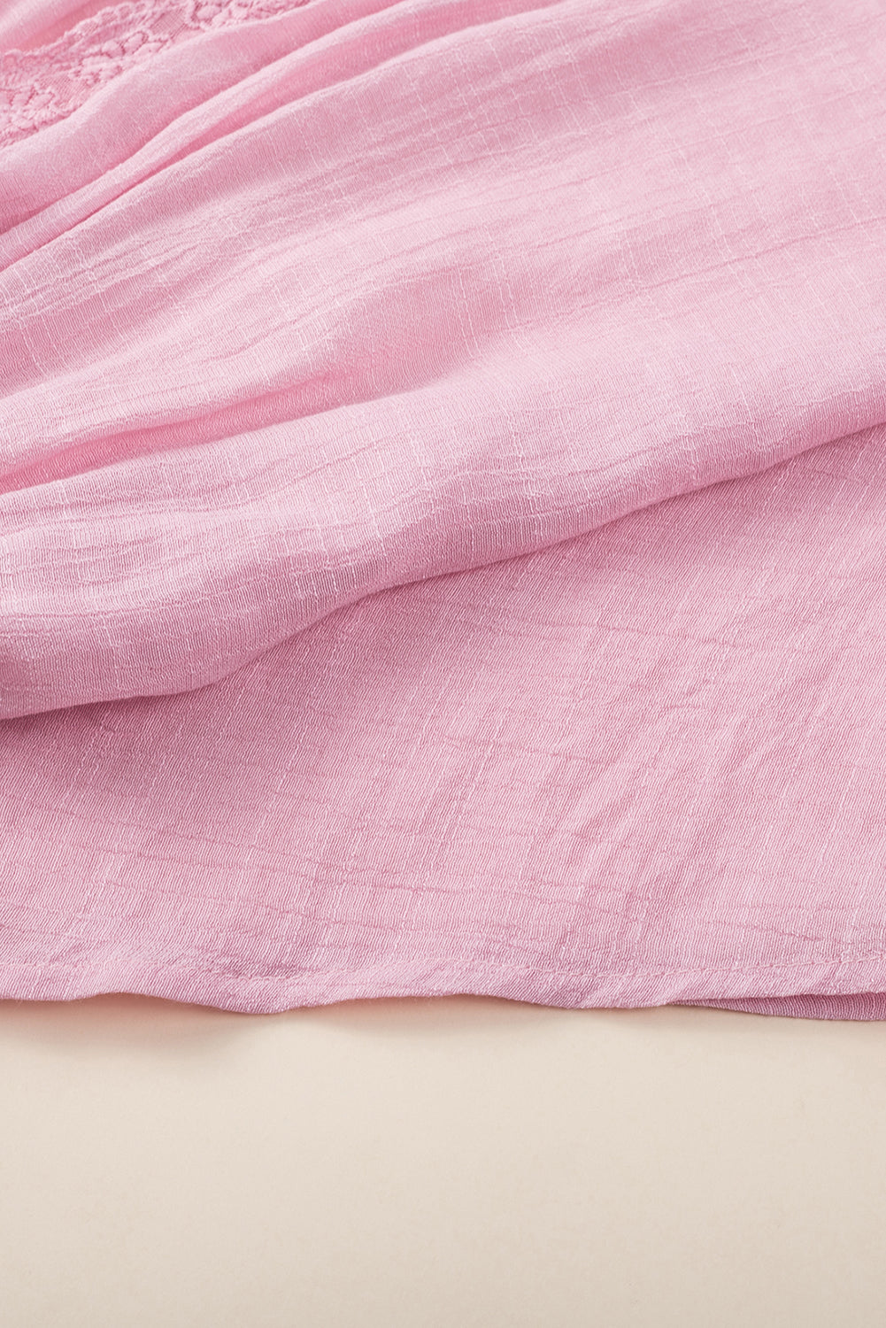 Hellrosa Maxi-Kimono mit offener Vorderseite und Spitzenspleiß