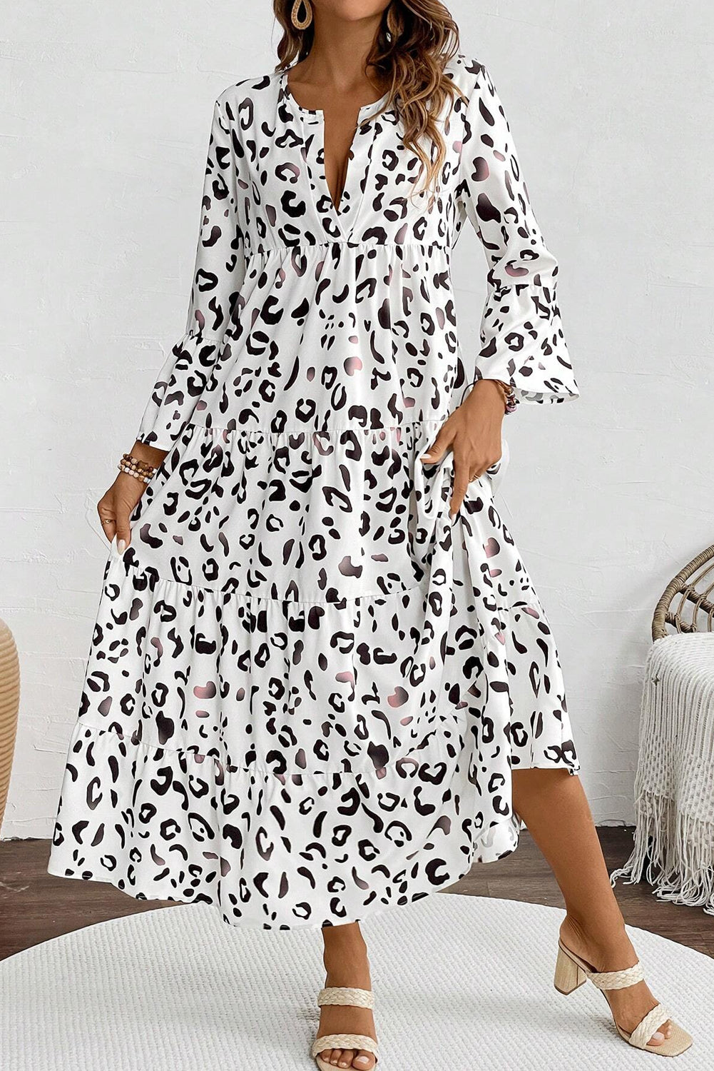 Weißes Maxikleid mit Leopardenmuster und V-Ausschnitt und lockerer Passform