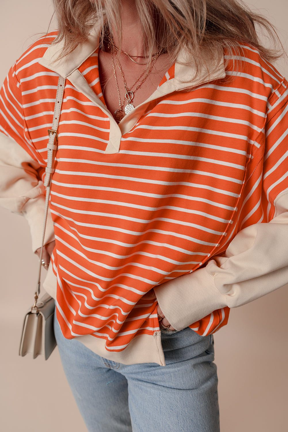 Orangefarbenes Sweatshirt mit Farbblockdesign und lockerer Passform, Kragen und überschnittenen Schultern
