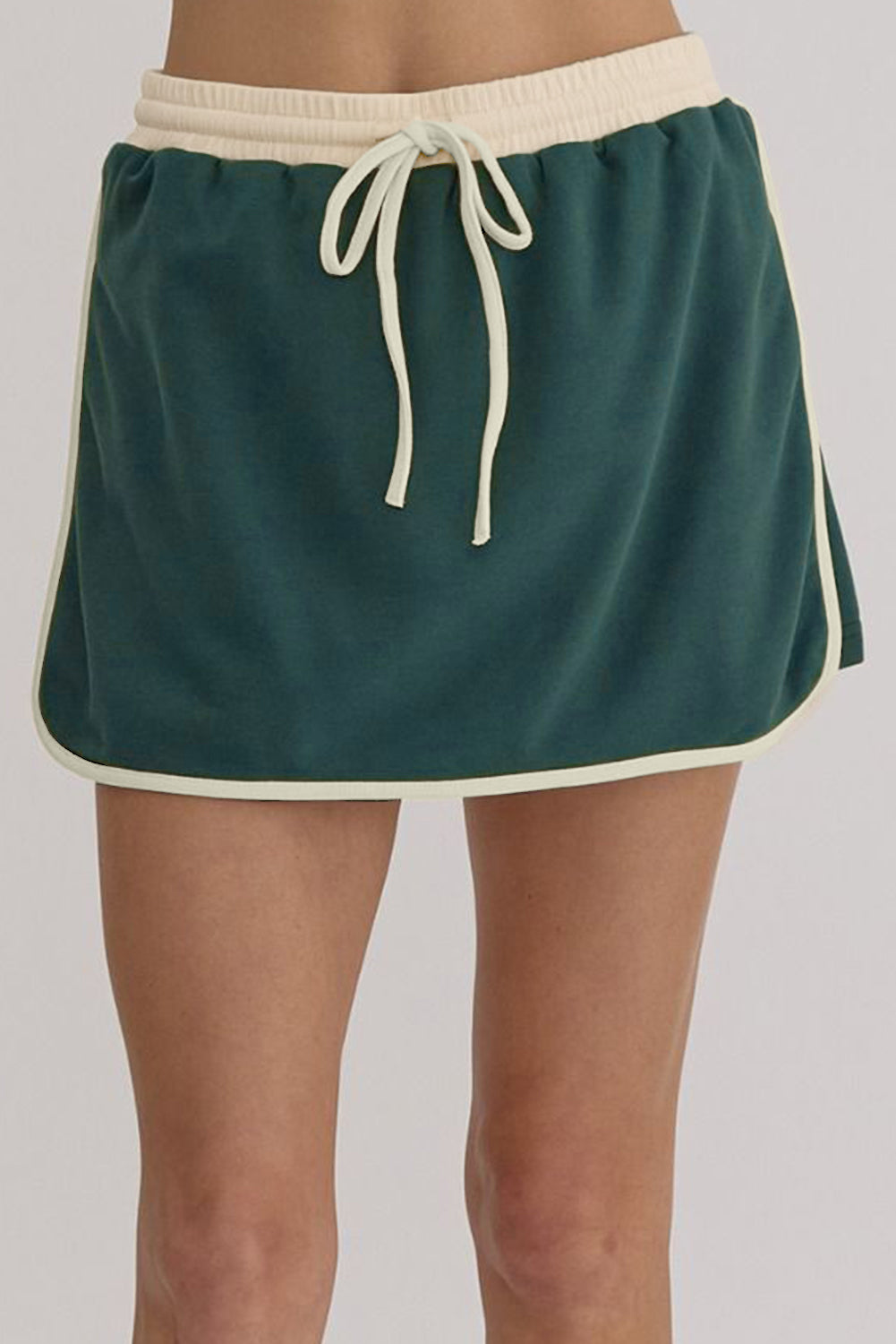 Evergreen Set mit lockerem Pullover in Kontrastfarbe und Skort mit Schnürung in der Taille