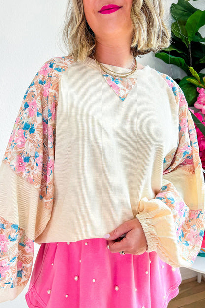 Apricot – Geripptes Oberteil mit Blumen-Patchwork und Puffärmeln in Übergröße