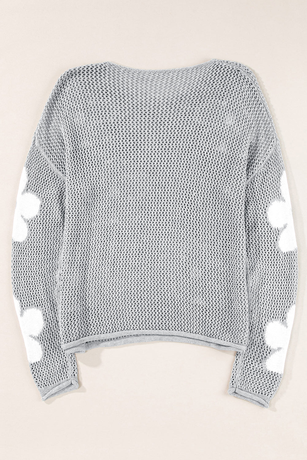 Hellgrauer Strickpullover mit großer Blume und überschnittener Schulter