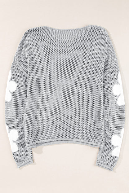 Hellgrauer Strickpullover mit großer Blume und überschnittener Schulter