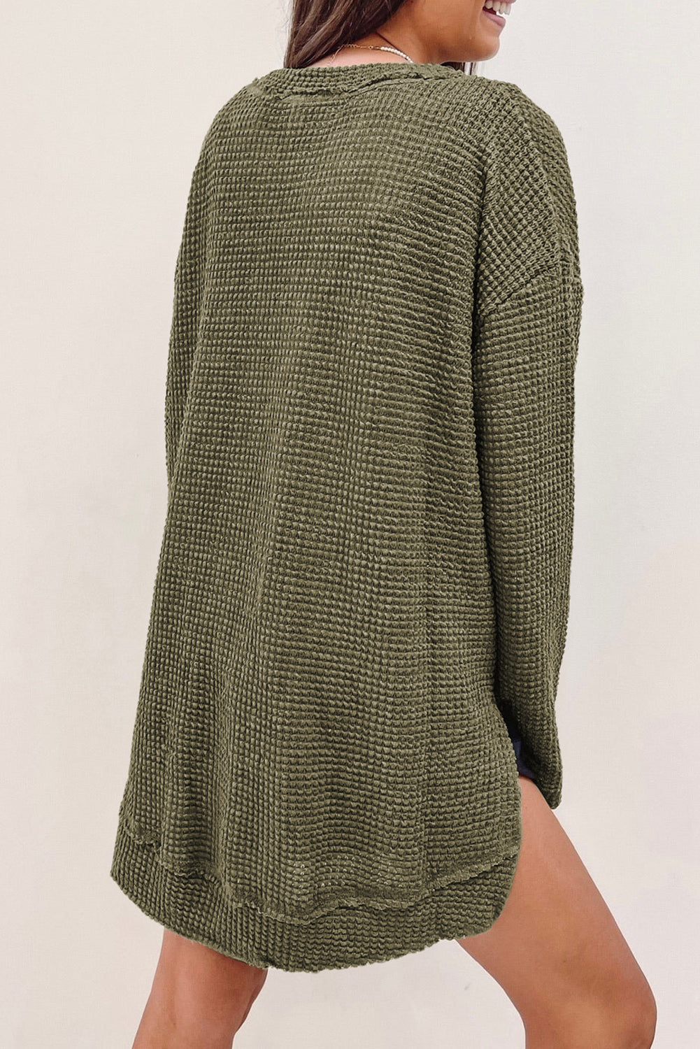 Grünes Oversize-Oberteil mit hohen Schlitzen und Waffelstrick