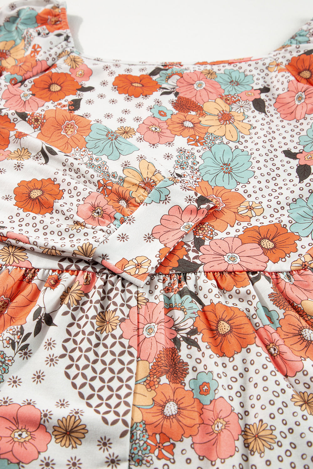 Khakifarbene Bluse mit Schößchen und Blumenmuster in Übergröße mit quadratischem Ausschnitt