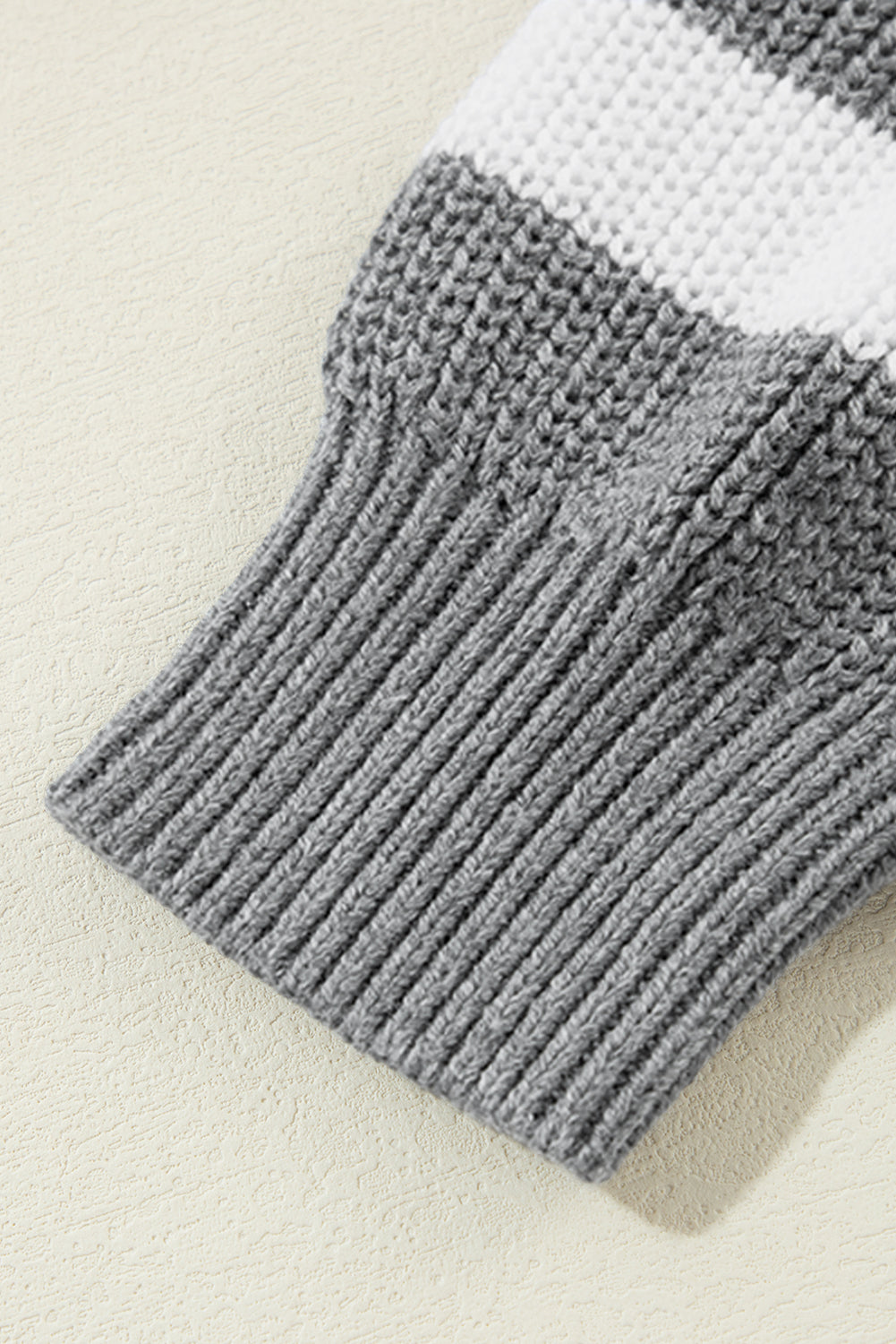 Grau gestreifter Pullover mit geometrisch strukturierter, überschnittener Schulter