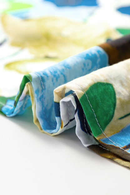 Hellblaue Bluse mit Blumenmuster und Schlitz und V-Ausschnitt, kurzärmlig