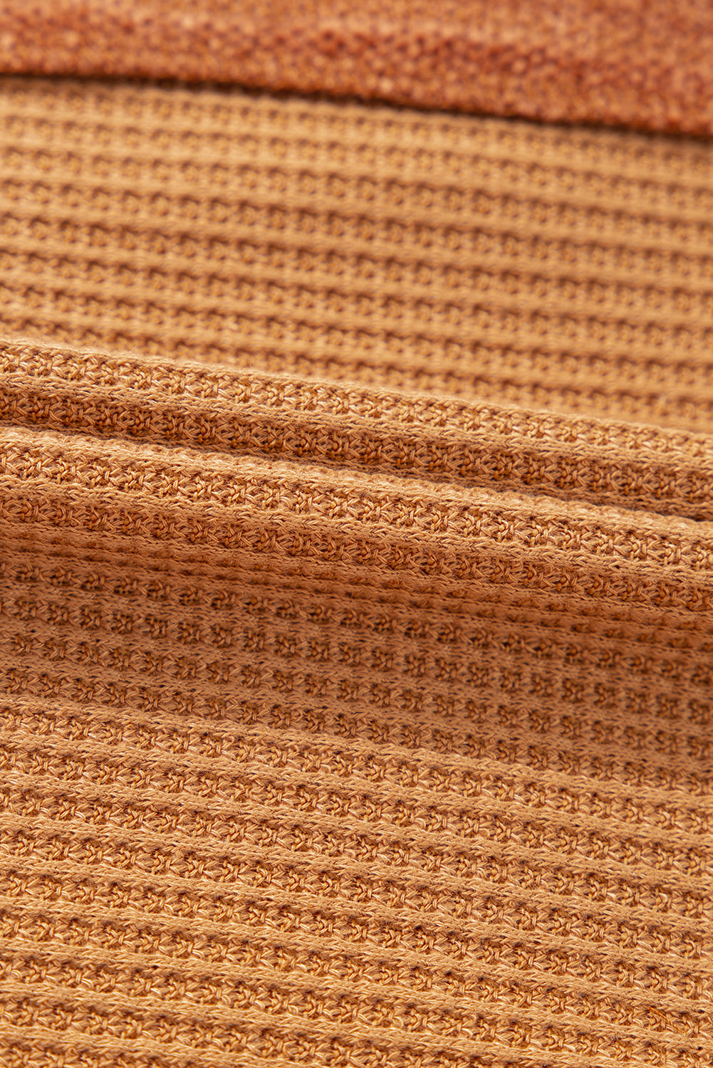 Orangefarbenes Henley-Oberteil aus Waffelstrick mit kontrastierenden Flicken und sichtbaren Nähten