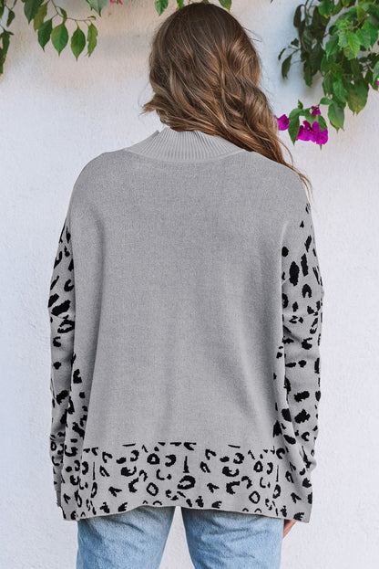 Grauer Oversize-Pullover mit Leopardenmuster und hohem Halsausschnitt und Seitenschlitz