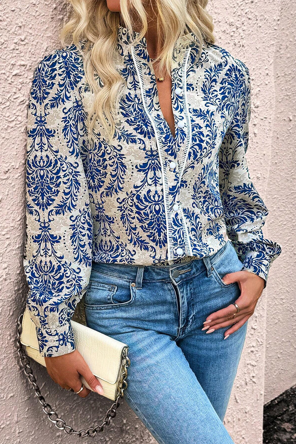 Himmelblaues Spitzenhemd mit böhmischem Print und Bischofsärmeln