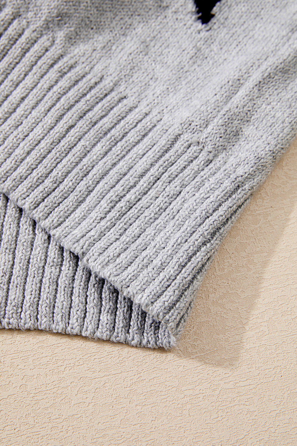 Grauer Pullover mit überschnittener Schulter und Sternmuster