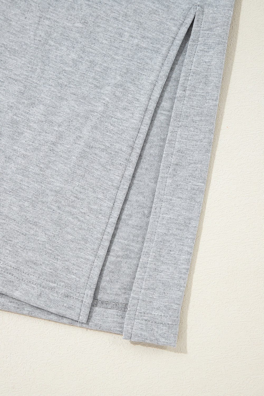Hellgraues Lounge-Set mit langer Strickjacke und engen Hosen