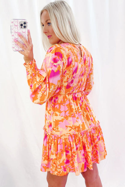 Oranges Minikleid mit abstraktem Print und gesmokten Laternenärmeln und Rüschen
