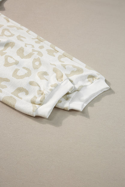 Lounge-Set aus weißem Pullover mit Leopardenmuster und Hose mit Kordelzug