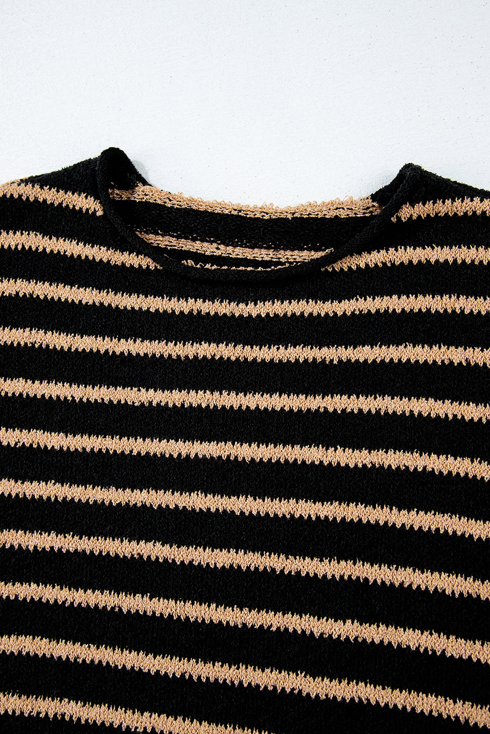 Schwarzer Pullover mit Streifen, tief angesetzter Schulterpartie und Rundhalsausschnitt