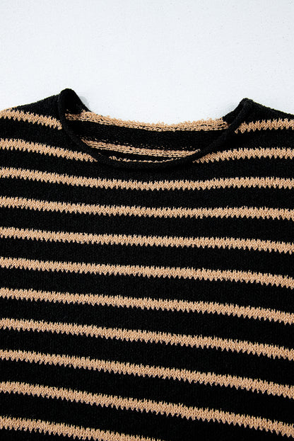 Schwarzer Pullover mit Streifen, tief angesetzter Schulterpartie und Rundhalsausschnitt