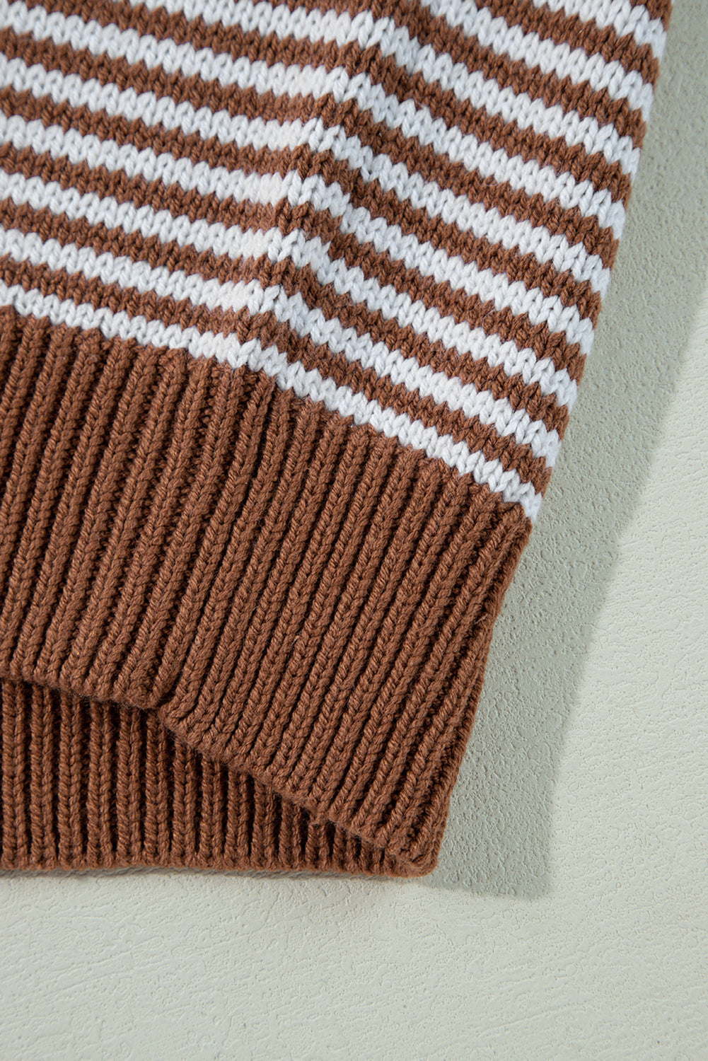 Braun gestreifter Pullover mit geometrisch strukturierter, überschnittener Schulter