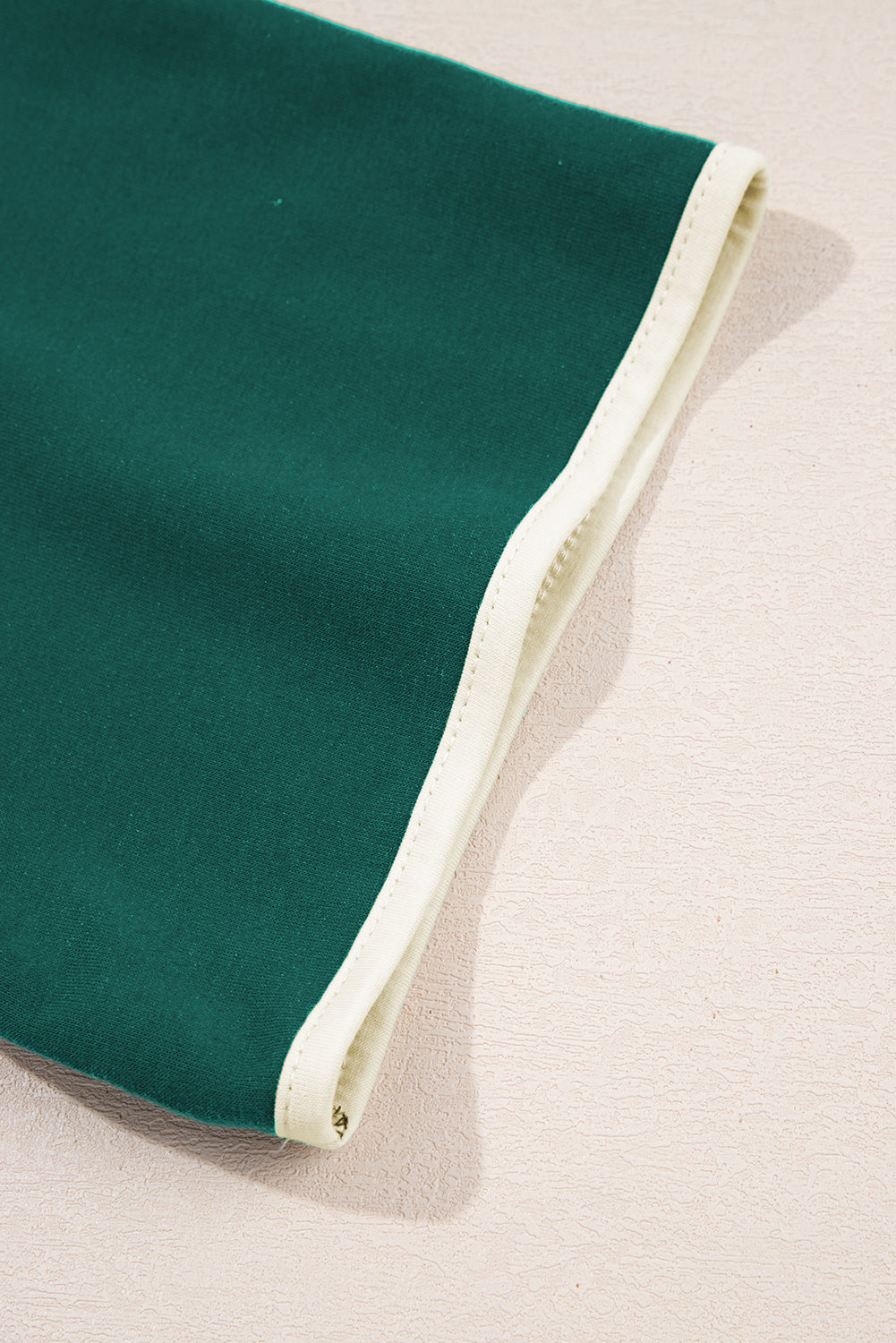 Evergreen 2-teiliges Set mit T-Shirt und Rock mit überschnittener Schulter und Farbblockdesign