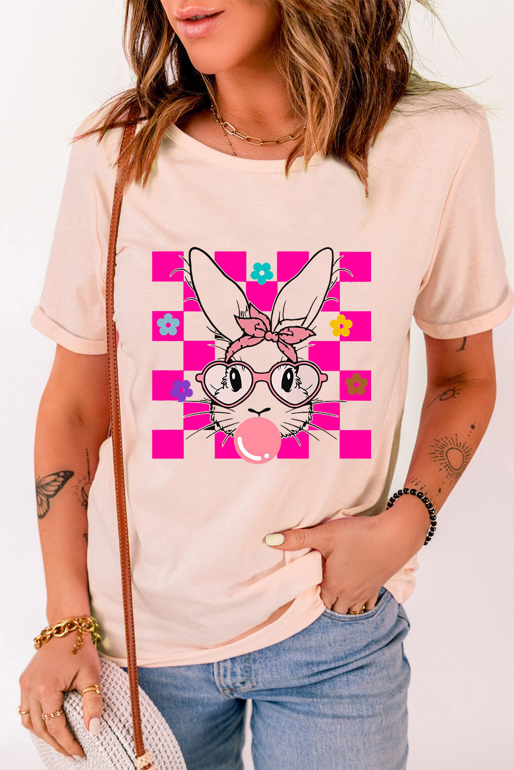 Rosa T-Shirt mit Rundhalsausschnitt und kariertem Osterhasen-Blumendruck