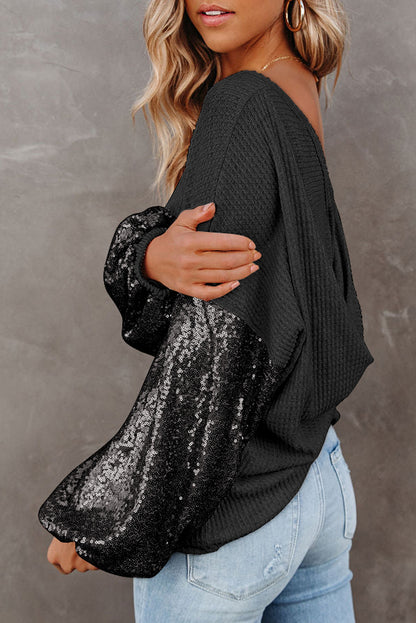 Schwarzes Waffelstrick-Top mit Pailletten und Patchwork-Ärmeln und offenem Rücken