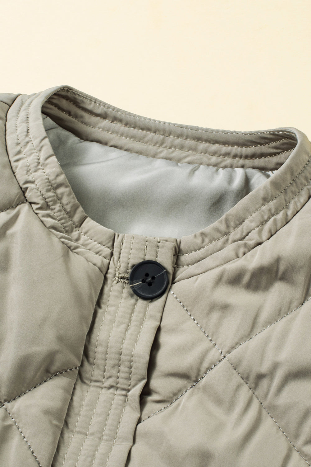 Grasgrüne, gesteppte, lange Weste mit Taschen