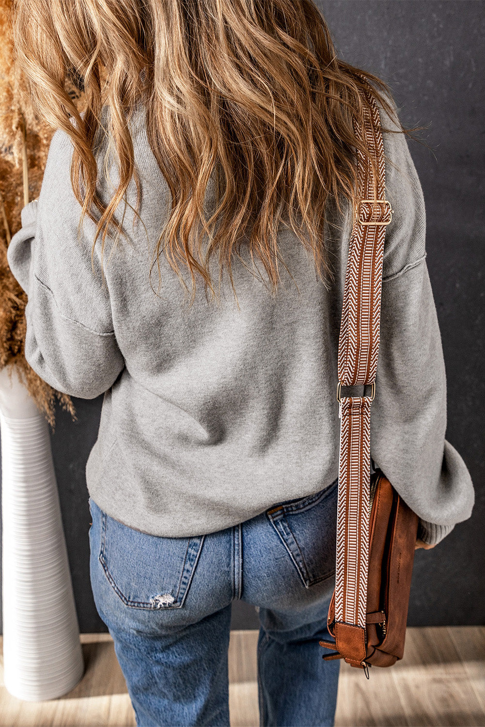 Grauer Rollkragenpullover mit tief angesetzten Schultern und Puffärmeln