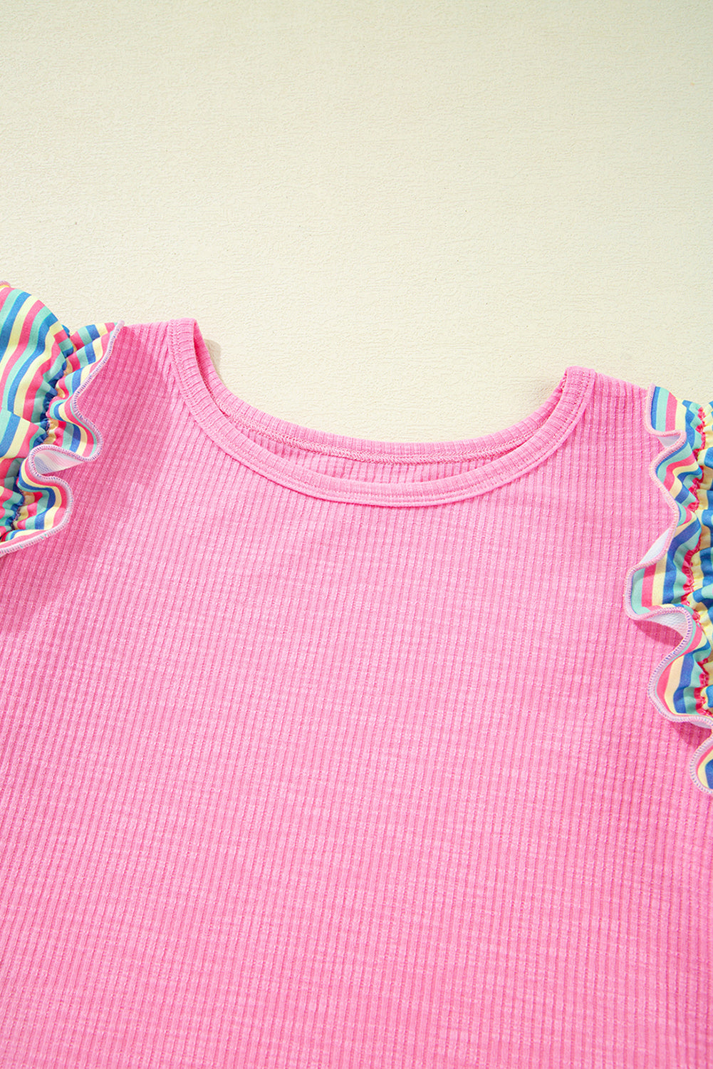 Bonbon – Gerippte Bluse mit gestreiften Rüschen und Flatterärmeln