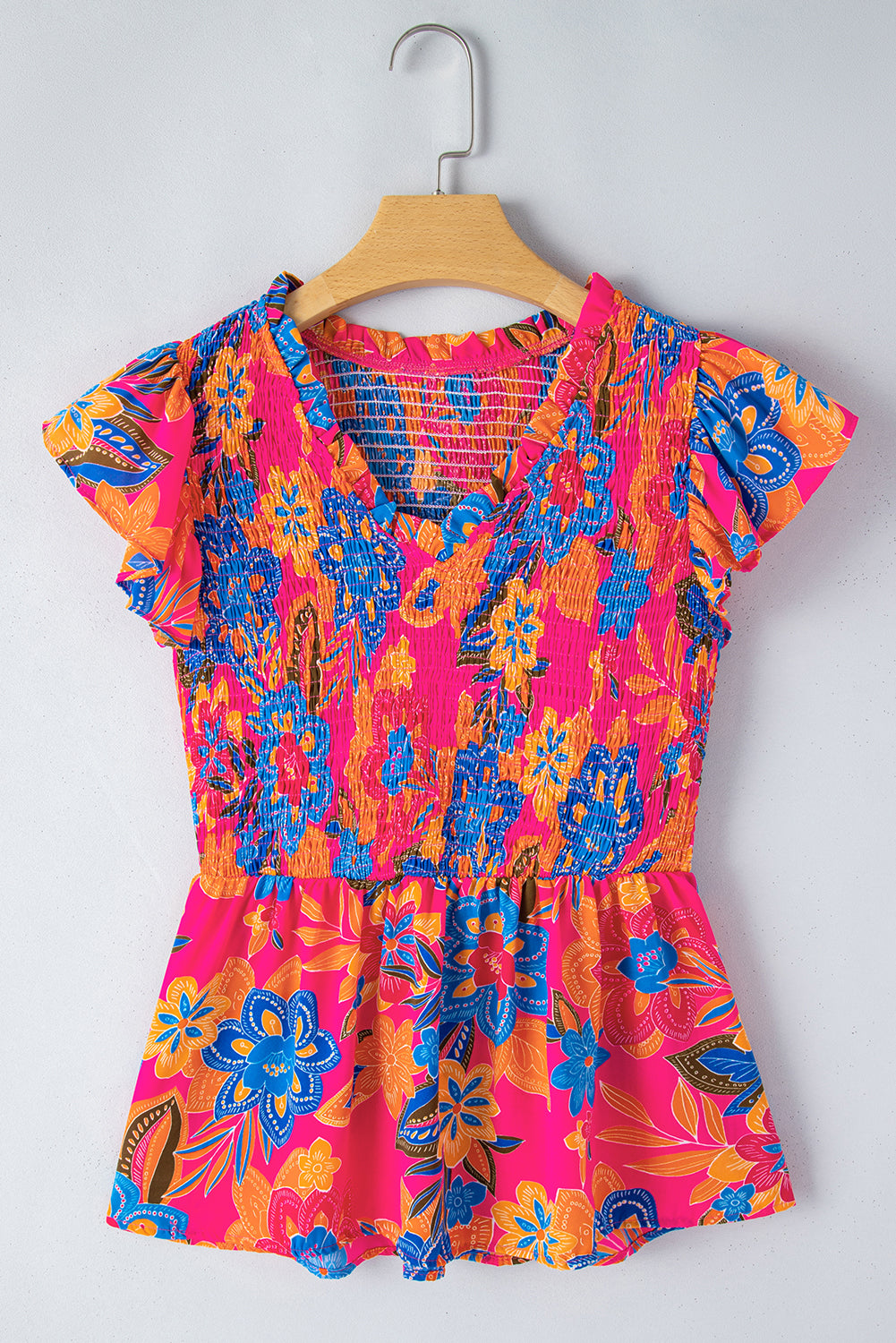 Rosarote Bluse mit Blumenmuster, gesmokten Rüschenbesatz und Flatterärmeln