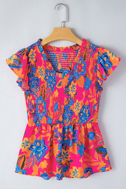 Rosarote Bluse mit Blumenmuster, gesmokten Rüschenbesatz und Flatterärmeln