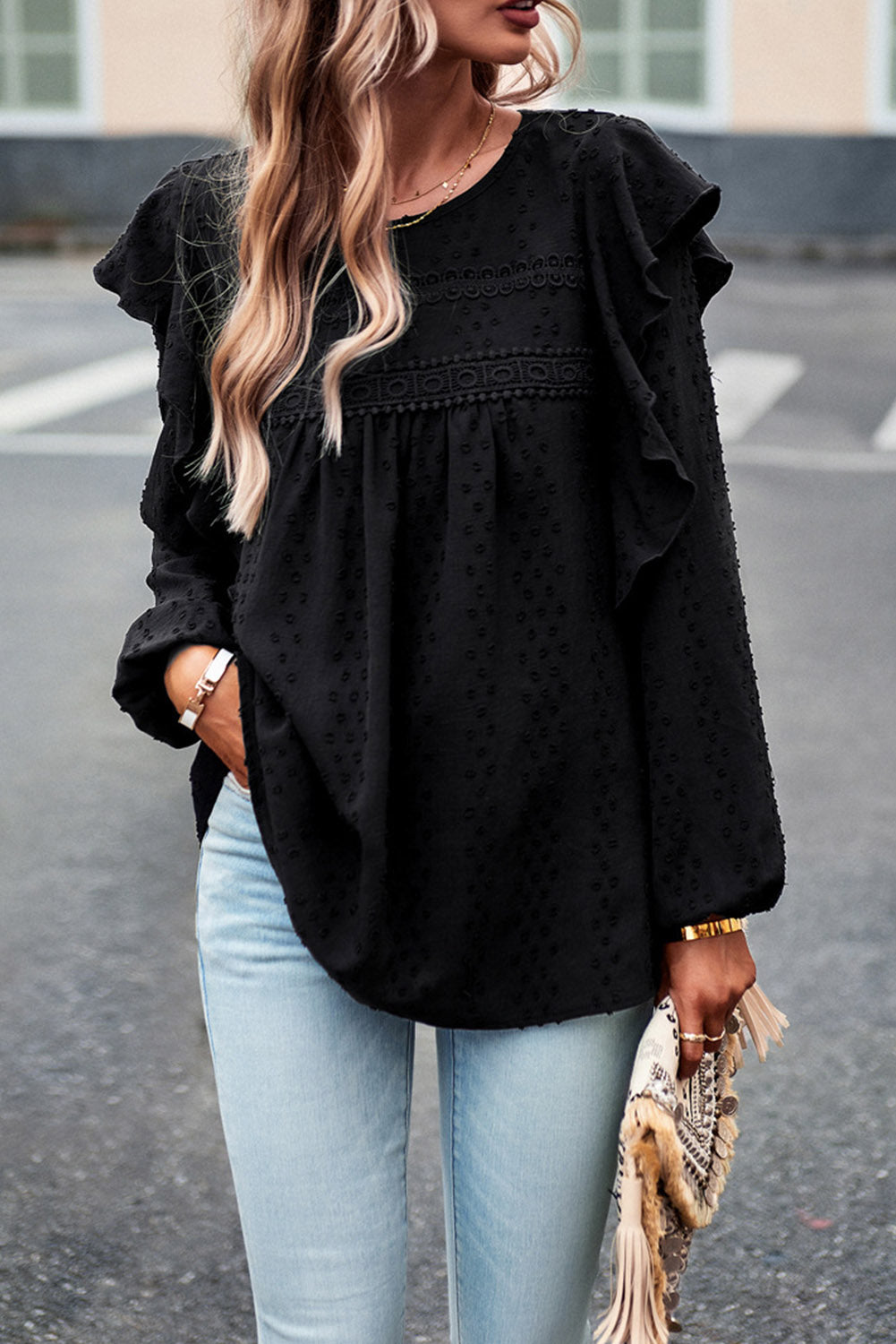 Schwarze Bluse mit langen Ärmeln und Ösen an der Schulter aus Spitze und Rüschen