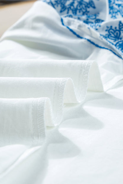 Weiße Bluse mit bestickten Rüschenärmeln und Rüschenkragen