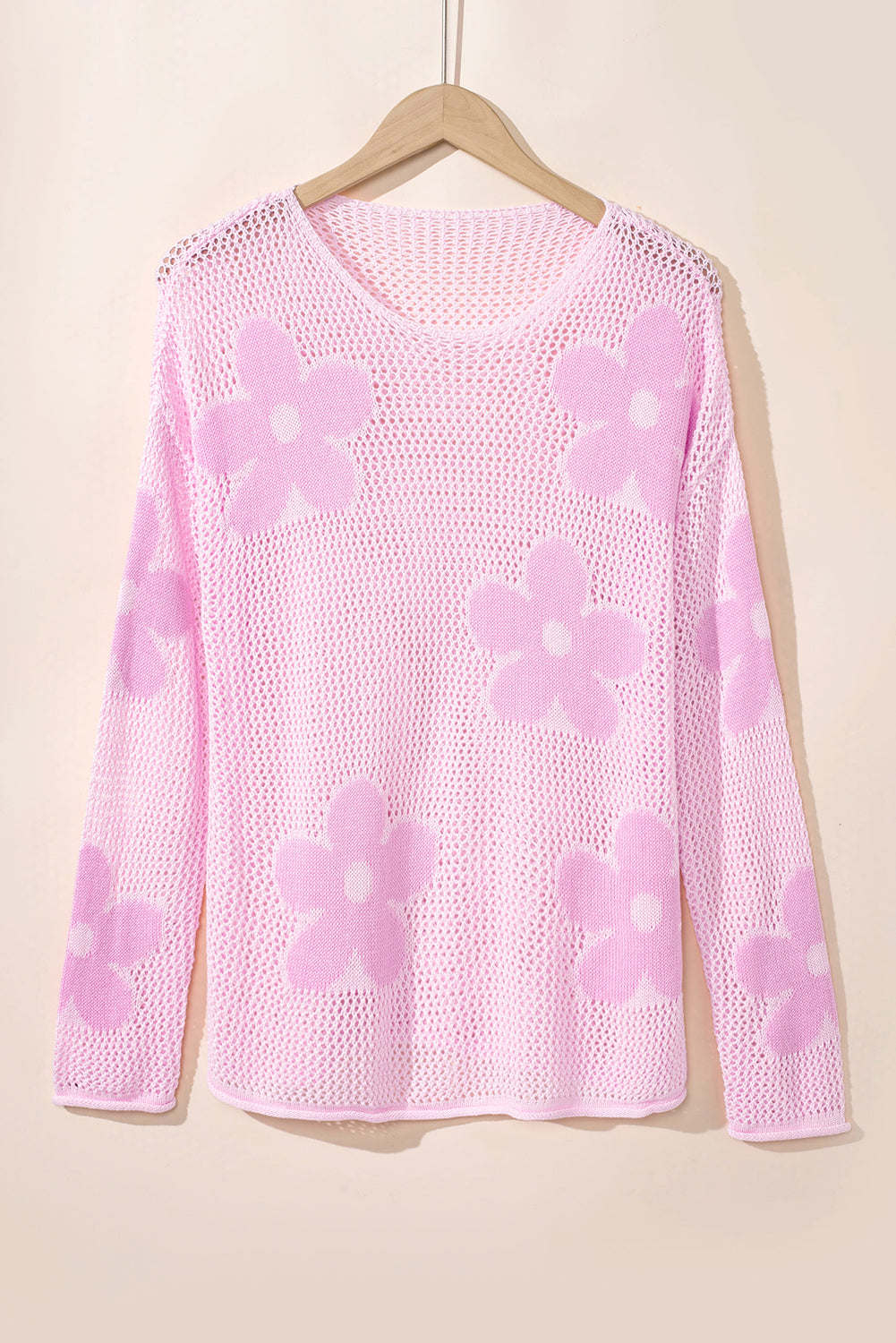 Hellrosa Strickpullover mit großer Blume und tief angesetzter Schulterpartie
