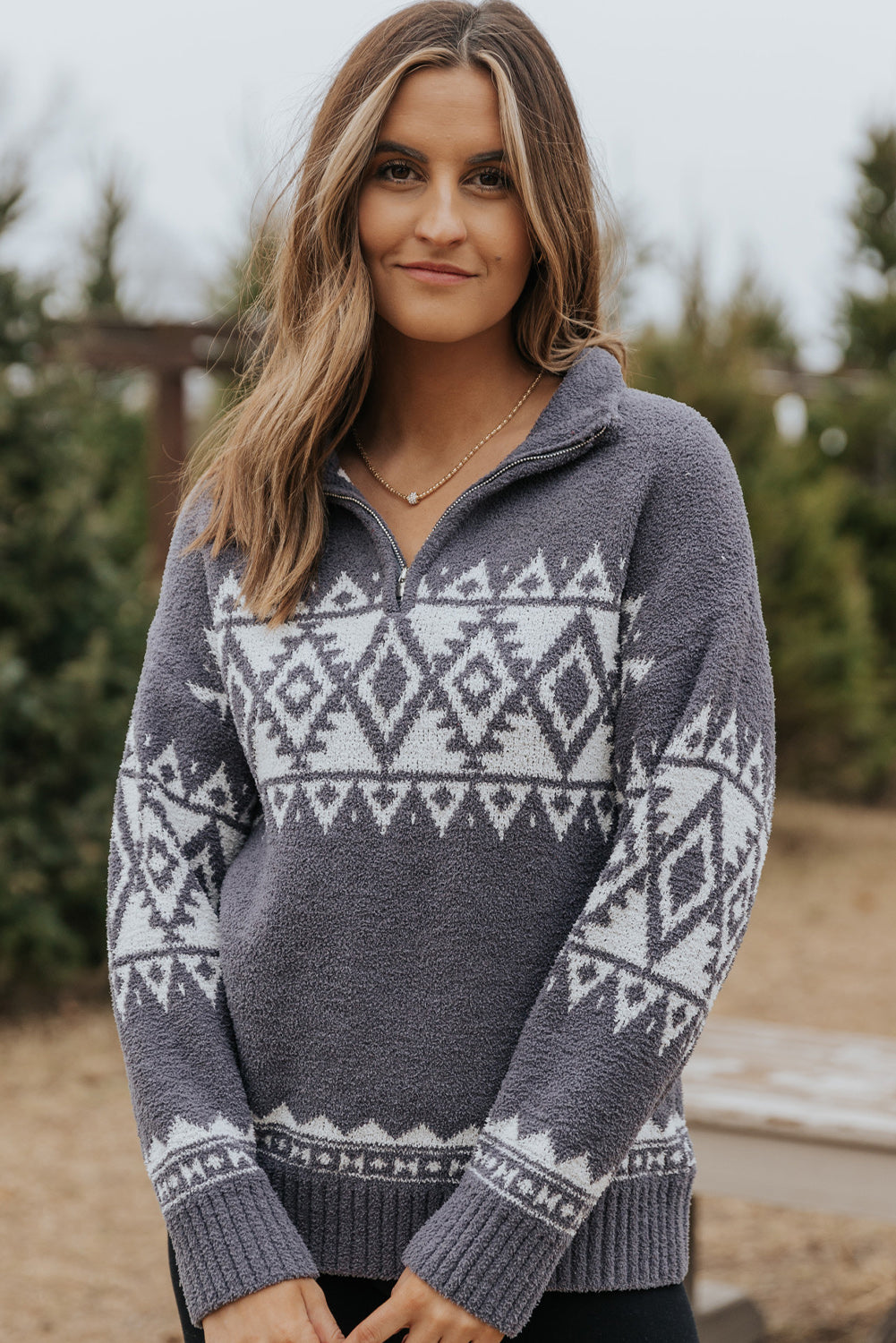 Grauer Pullover mit Viertelreißverschluss und geometrischem Western-Print