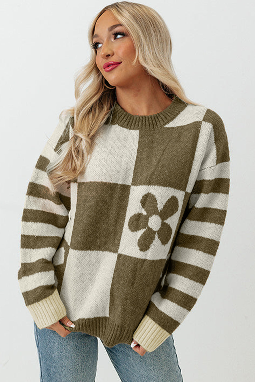 Grün karierter Pullover mit Blumenmuster und gestreiften Ärmeln