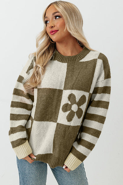Grün karierter Pullover mit Blumenmuster und gestreiften Ärmeln