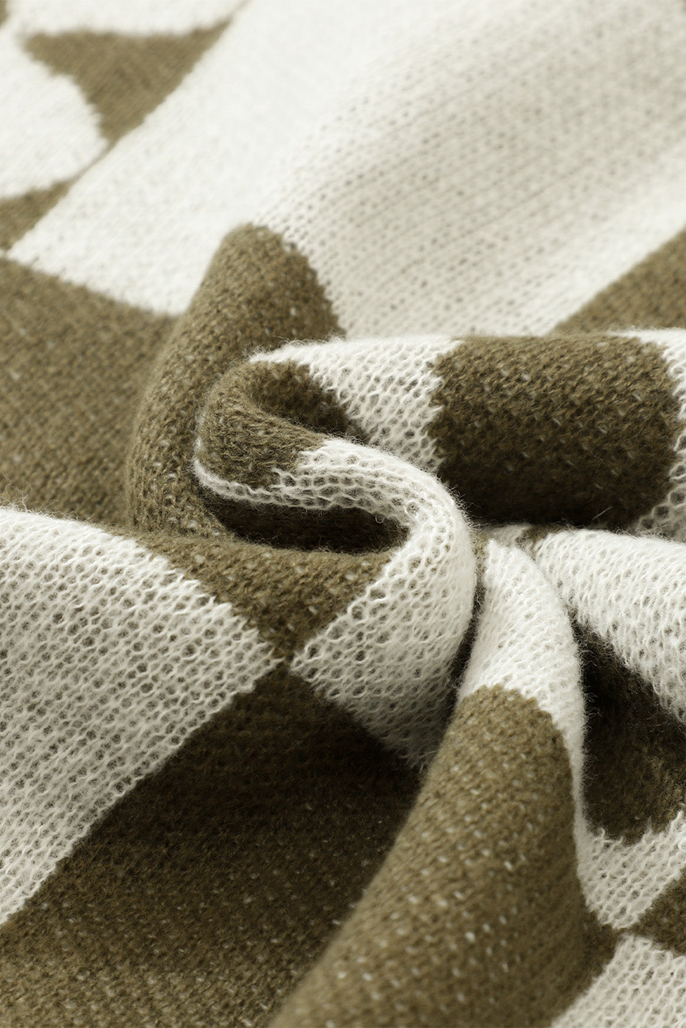 Grün karierter Pullover mit Blumenmuster und gestreiften Ärmeln