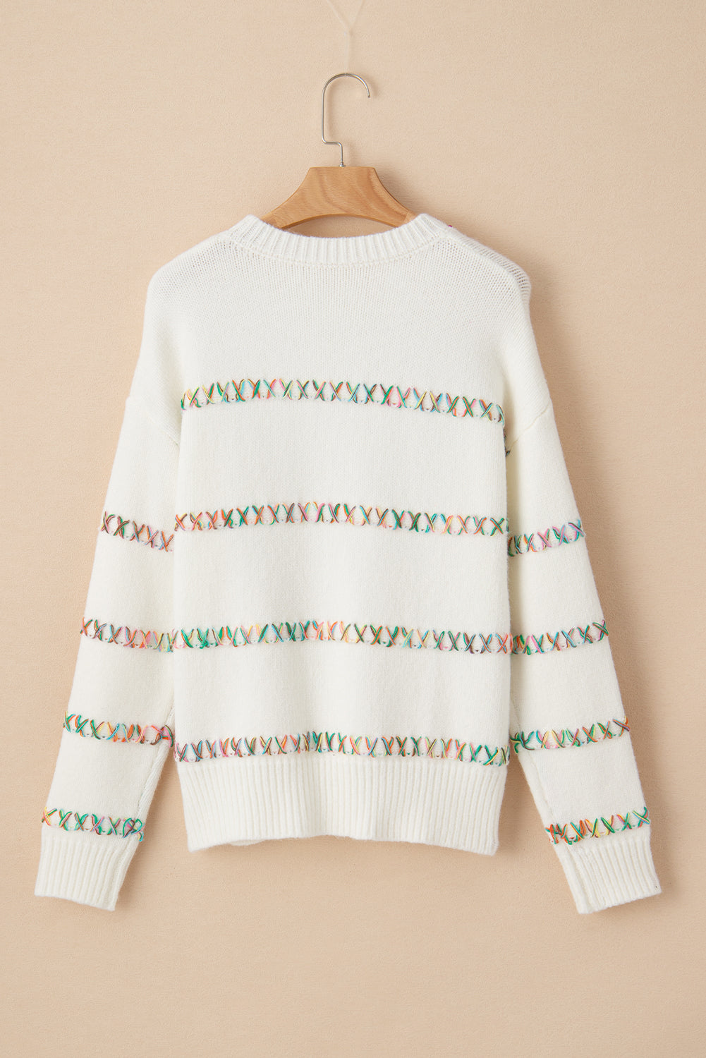 Weißer Pullover mit bunten Kreuzstichen und überschnittenen Schultern
