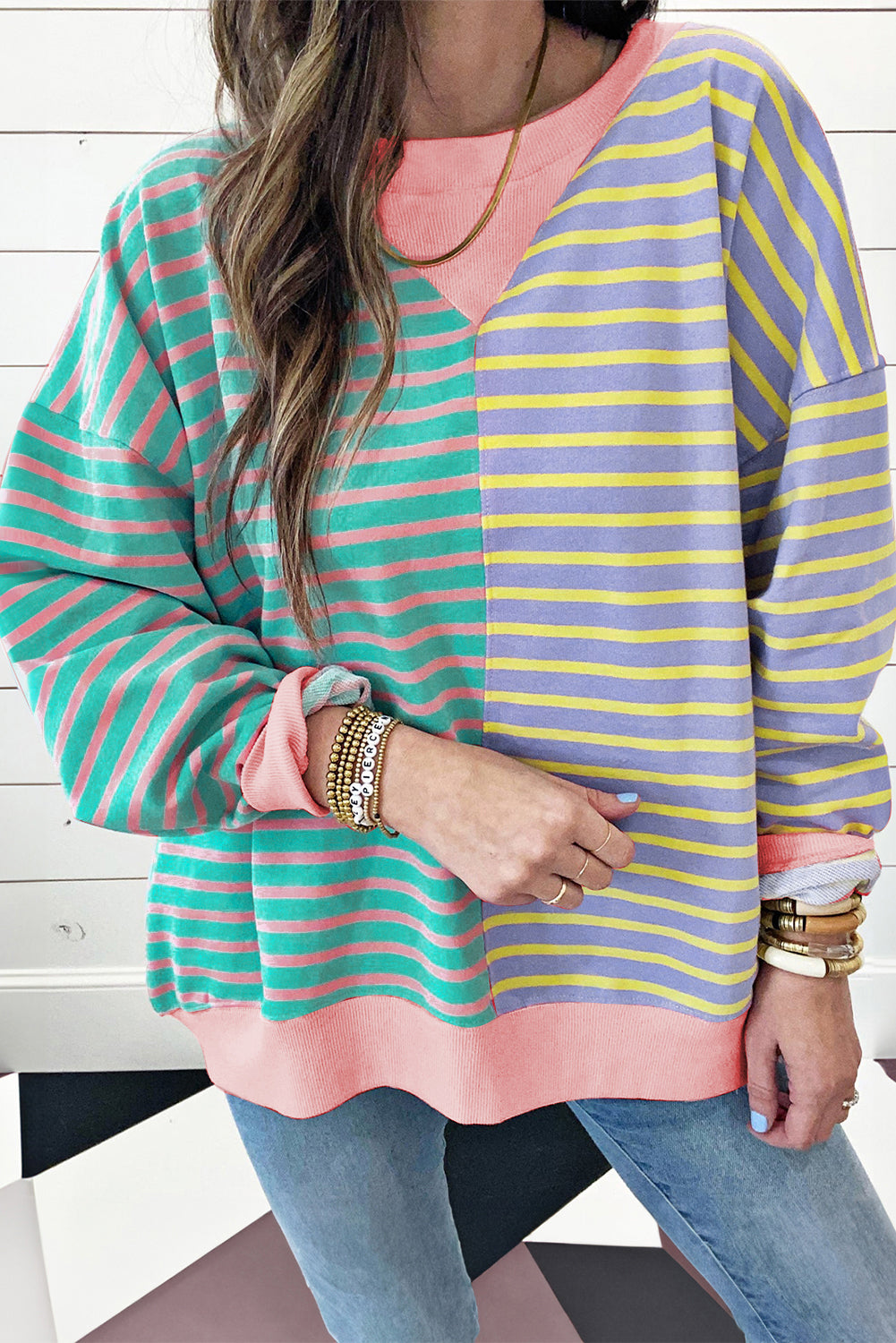 Lässiges Oversize-Sweatshirt mit Streifen und überschnittenen Schultern im Colorblock-Stil