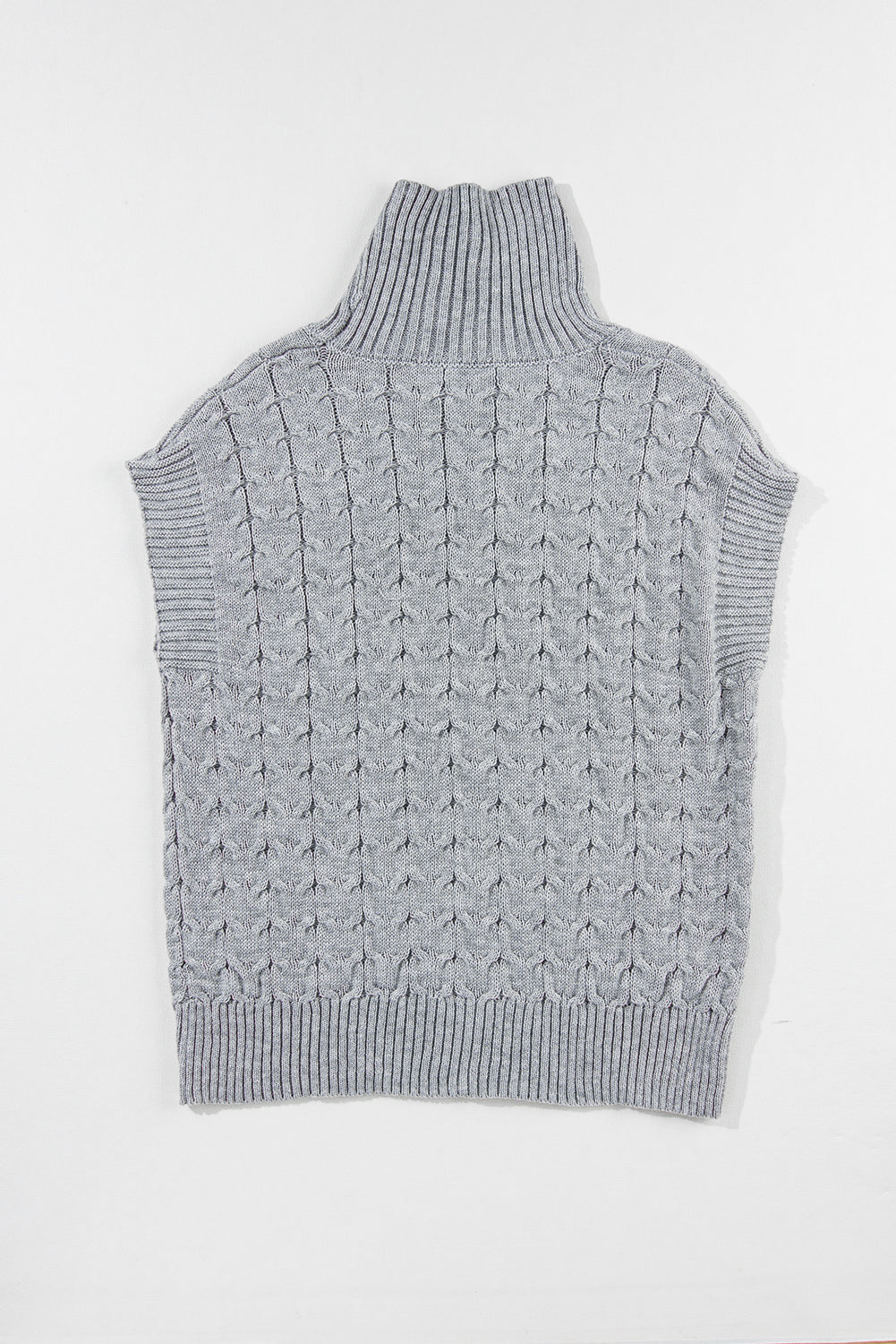 Mittelgrauer Rollkragenpullover mit Fledermausärmeln und Zopfmuster