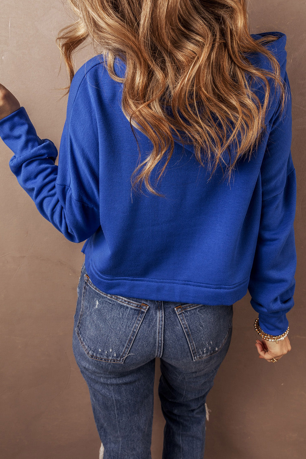 Dunkelblauer, einfarbiger, kurzer Hoodie mit überschnittener Schulterpartie und Kordelzug