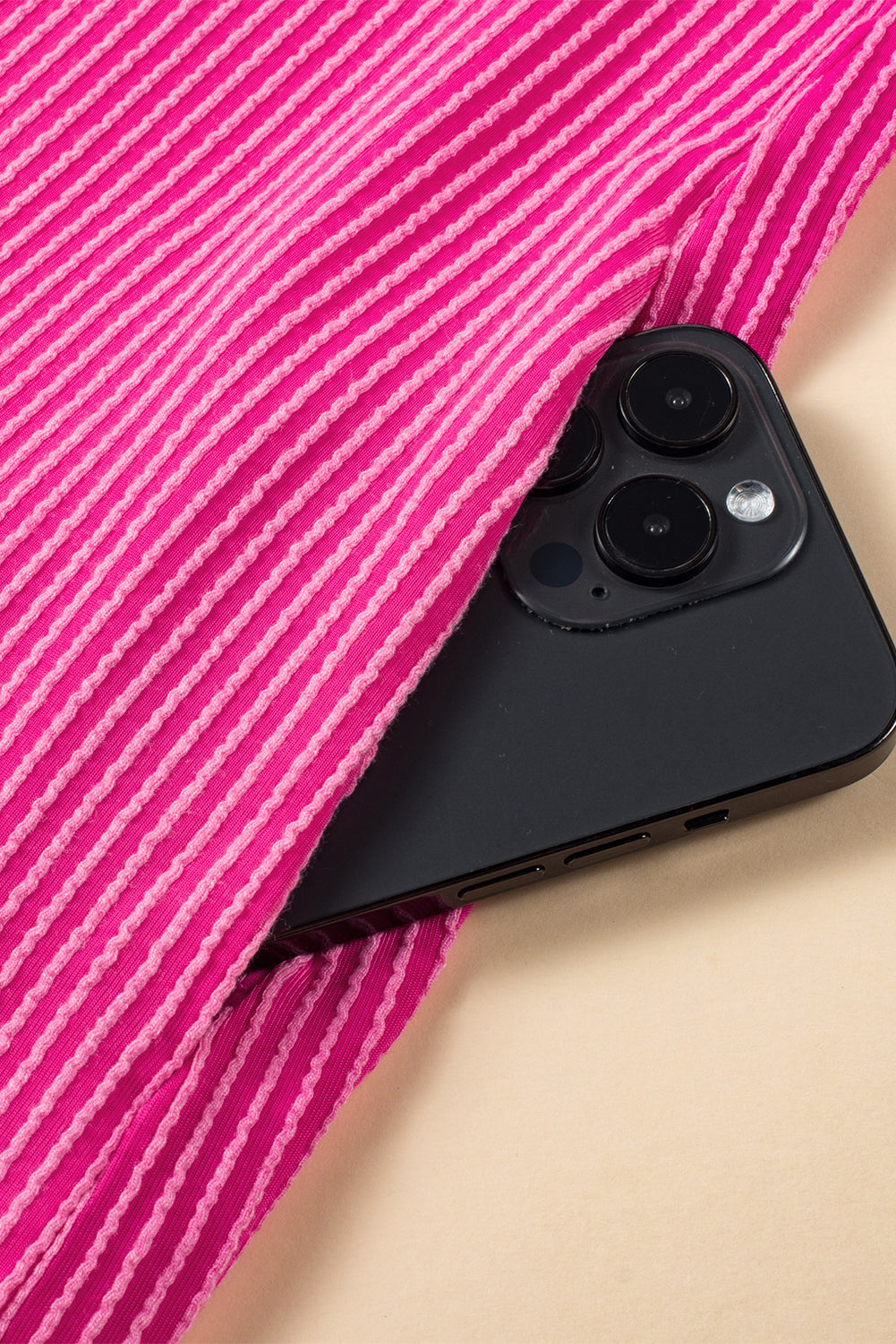 Rosarotes Minikleid mit strukturierten Rüschen und Flatterärmeln