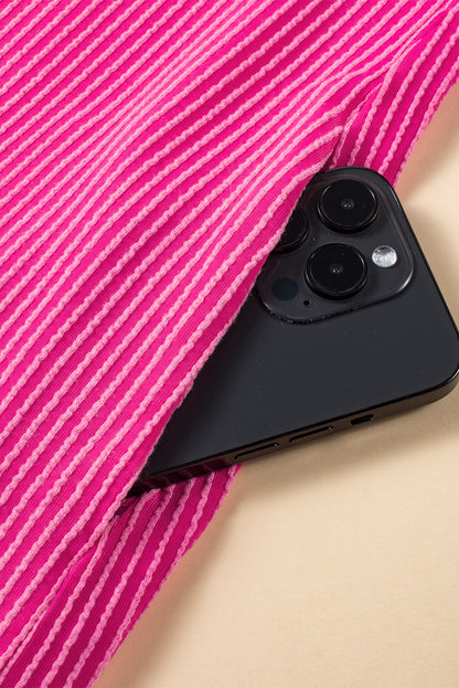 Rosarotes Minikleid mit strukturierten Rüschen und Flatterärmeln